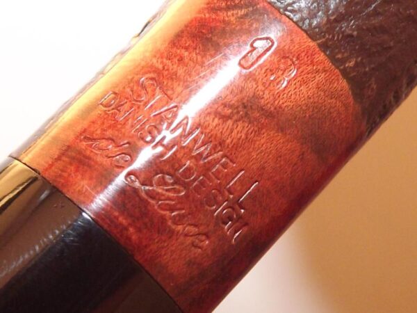 Stanwell pipa De Luxe 13 Black Sand - Image 6