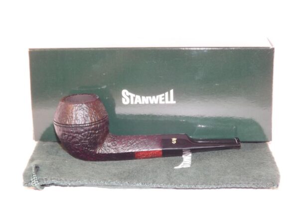 Stanwell pipa De Luxe 32 Black Sand - Image 6